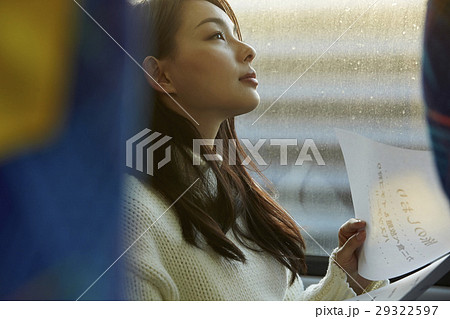 女性　高速道路　道路 29322597