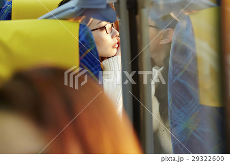 女性　高速道路　道路 29322600