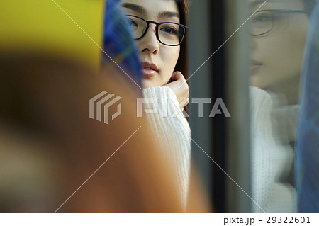 女性 高速道路 道路 女性 高速道路 道路 29322601