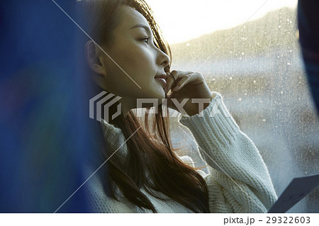 女性　高速道路　道路 29322603