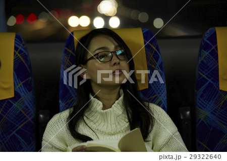 読書する女性　高速道路　道路 29322640