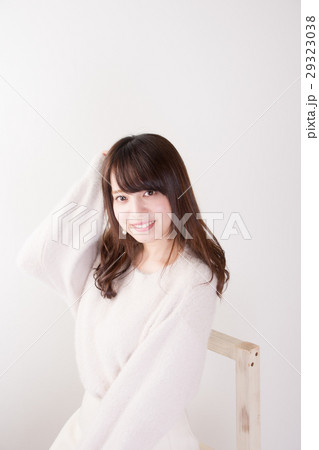 椅子に座る女性の写真素材 [29323038] PIXTA