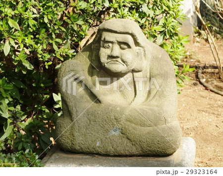 禅林寺の庭に座るだるま大師像 29323164