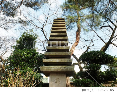 青空に向かってそびえる石塔 青空に向かってそびえる石塔 29323165