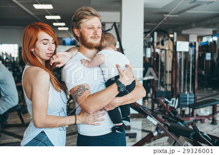 Young family with little boy in the gym Young family with little boy in the gym 29326001