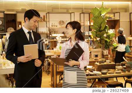 バイヤー　店員　スタッフ　雑貨　セレクトショップ　撮影協力：TENOHA DAIKANYAMA 29327409