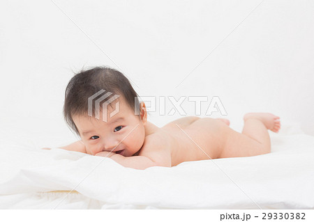 ご機嫌な赤ちゃんの写真素材
