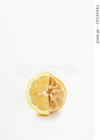 アンチエイジングイメージ　フレッシュなレモンと酸化したレモン　新鮮なレモンと劣化したレモン 29330481
