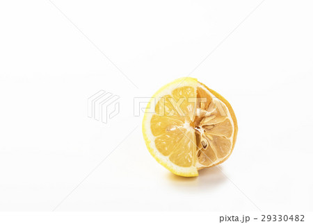 アンチエイジングイメージ　フレッシュなレモンと酸化したレモン　新鮮なレモンと劣化したレモン 29330482