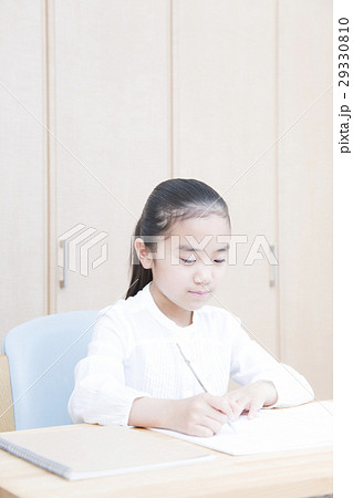 勉強する女の子 小学生 勉強する女の子 小学生 29330810