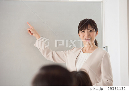 女性セミナー講師の写真素材