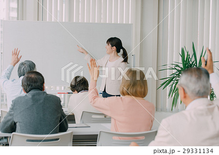 セミナーを受けるシニア男女 29331134