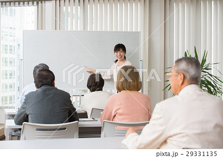 セミナーを受けるシニア男女 29331135