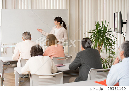 セミナーを受けるシニア男女 29331140
