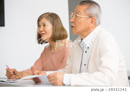 セミナーを受けるシニア夫婦 29331141