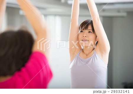 ヨガインストラクターの若い女性 29332141