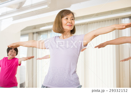 ヨガをするシニア女性 29332152