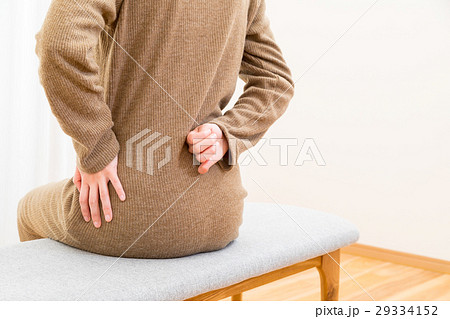 腰痛　腰の痛み　ネガティブイメージ　体調不良　女性　ポートレート　20代　30代 29334152