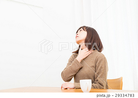 肩凝り　肩こり　筋肉痛　寝違えた　ネガティブイメージ　体調不良　女性　ポートレート　20代　30代 29334783