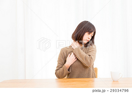 肩凝り　肩こり　筋肉痛　寝違えた　ネガティブイメージ　体調不良　女性　ポートレート　20代　30代 29334796