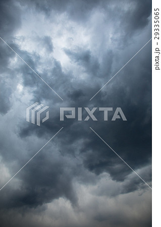 雲　空　曇天　天気が悪い　曇った空　コピースペース　空の画像素材 29335065