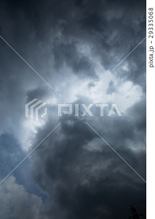 雲　空　曇天　天気が悪い　曇った空　コピースペース　空の画像素材 29335068