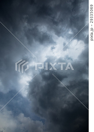 雲　空　曇天　天気が悪い　曇った空　コピースペース　空の画像素材 29335069