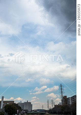 雲 空 曇天 天気が悪い 曇った空 コピースペース 空の画像素材 雲 空 曇天 天気が悪い 曇った空 コピースペース 空の画像素材 29335073