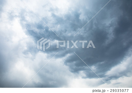 雲　空　曇天　天気が悪い　曇った空　コピースペース　空の画像素材 29335077
