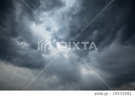 雲　空　曇天　天気が悪い　曇った空　コピースペース　空の画像素材 29335081