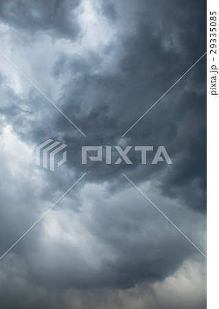 雲　空　曇天　天気が悪い　曇った空　コピースペース　空の画像素材 29335085