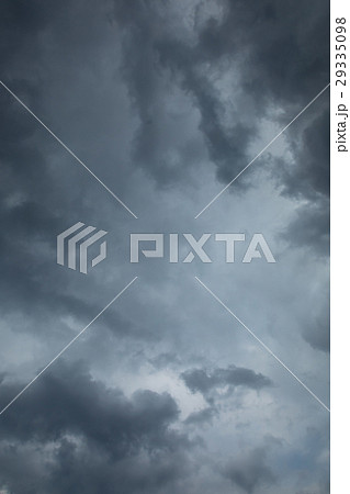雲　空　曇天　天気が悪い　曇った空　コピースペース　空の画像素材 29335098