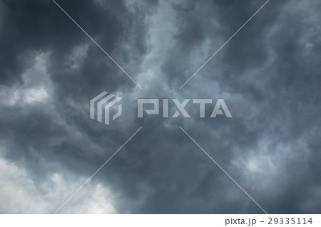 雲　空　曇天　天気が悪い　曇った空　コピースペース　空の画像素材 29335114