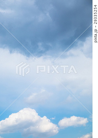 晴れ間　雲　空　曇天　天気が悪い　曇った空　コピースペース　空の画像素材 29335254