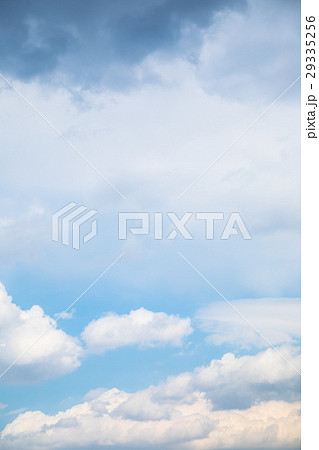 晴れ間　雲　空　曇天　天気が悪い　曇った空　コピースペース　空の画像素材 29335256