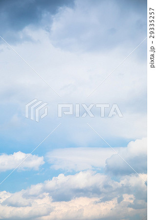 晴れ間 雲 空 曇天 天気が悪い 曇った空 コピースペース 空の画像素材 晴れ間 雲 空 曇天 天気が悪い 曇った空 コピースペース 空の画像素材 29335257