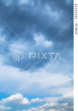 晴れ間 雲 空 曇天 天気が悪い 曇った空 コピースペース 空の画像素材 晴れ間 雲 空 曇天 天気が悪い 曇った空 コピースペース 空の画像素材 29335258