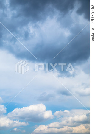 晴れ間 雲 空 曇天 天気が悪い 曇った空 コピースペース 空の画像素材 晴れ間 雲 空 曇天 天気が悪い 曇った空 コピースペース 空の画像素材 29335262