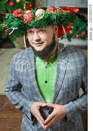 bearded man praying with a wreath on his head 29336324