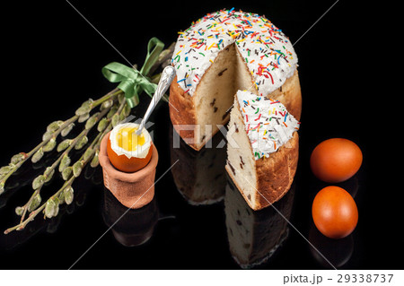 Easter cake and colored eggs 29338737