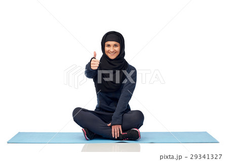 muslim woman doing sport and showing thumbs up 29341327