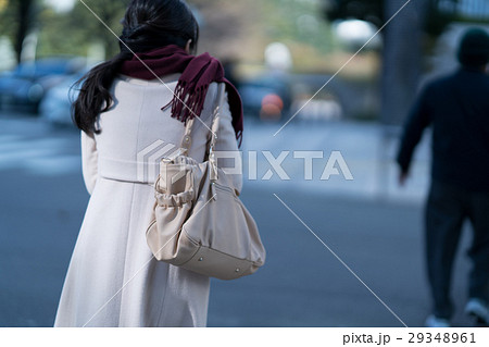 寒そうに出勤する女性 寒そうに出勤する女性 29348961