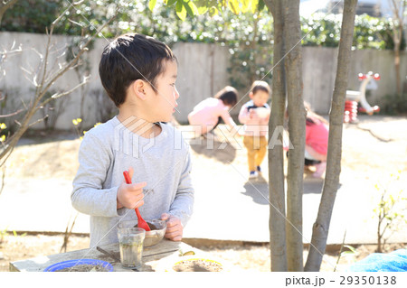 おままごとをする幼稚園児 おままごとをする幼稚園児 29350138