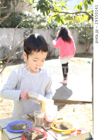 おままごとをする幼稚園児 29350141
