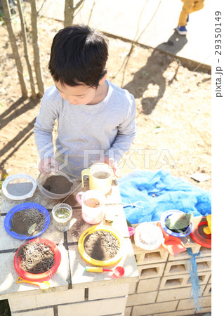 おままごとをする幼稚園児 29350149