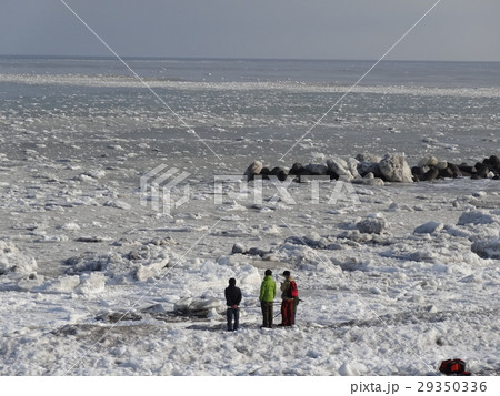 流氷と人物 29350336