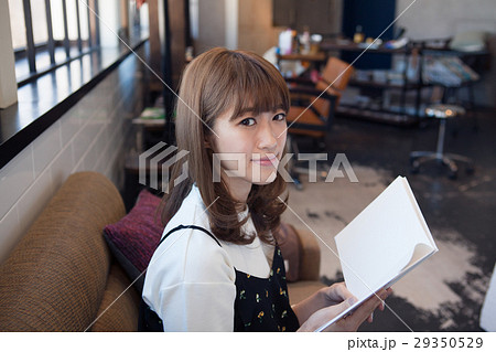 美容室の待ち合いでくつろぐ20代女性 29350529