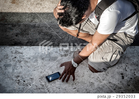 man grab a broken smartphone with crashed screen 29352033