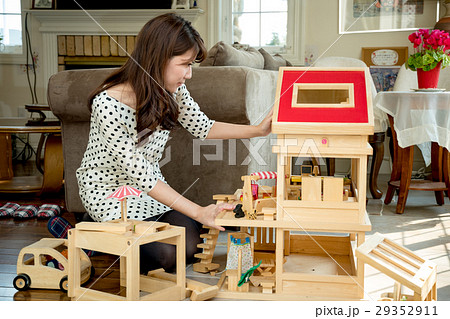 妊娠初期の女性 妊娠初期の女性 29352911