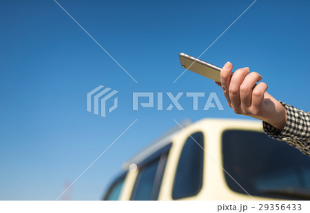 スマホ　車　女性 29356433